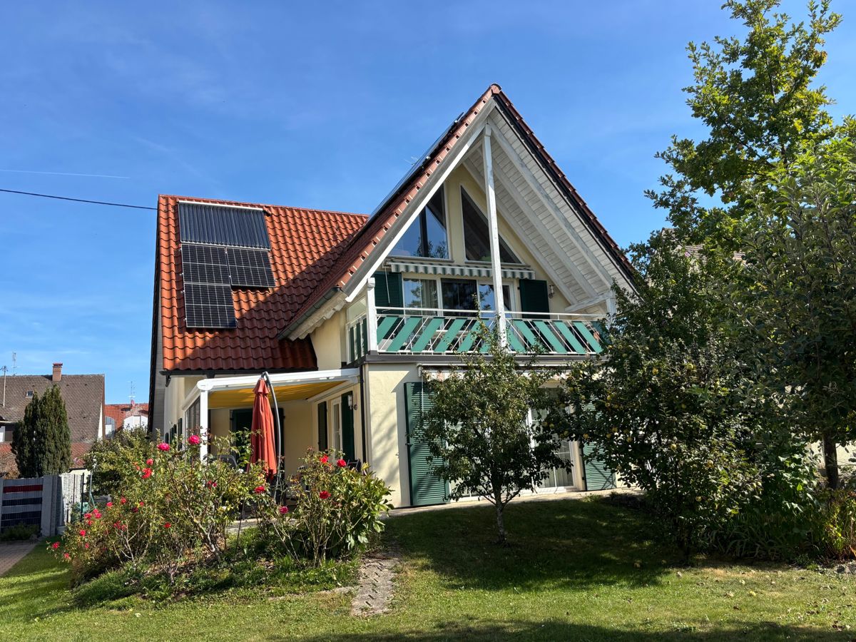 Das Haus der Ferienwohnung Frick im Alpenblickweg mit Balkon, Solardach und Garten
