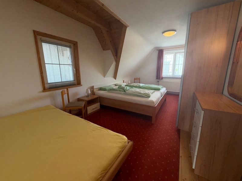Schlafzimmer mit zusätzlichem Einzelbett